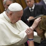É preciso pedir como os discípulos: “Senhor, ensina-nos a rezar”, diz Papa