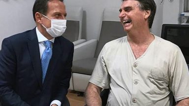 Bolsonaro caminha sem apoio e recebe alimentação sólida