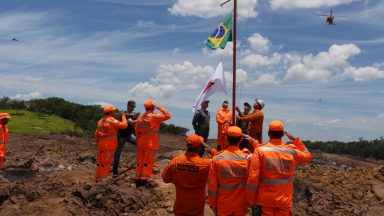 Com missa e flores, bombeiros homenageiam vítimas da tragédia