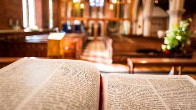 Conheça a rotina na vida de um pároco