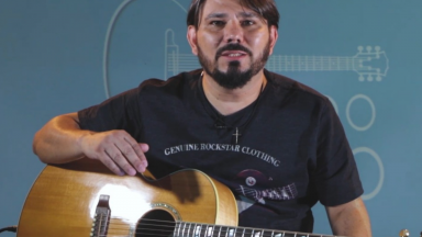 Rinaldo Rosa ensina a tocar no violão a canção