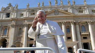 No dia do seu onomástico, Papa doa seis mil terços a jovens de Milão