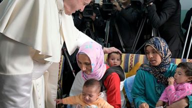 Papa visita crianças doentes atendidas em entidade católica