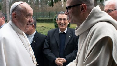 Papa Francisco se reúne a outros bispos para retiro espiritual