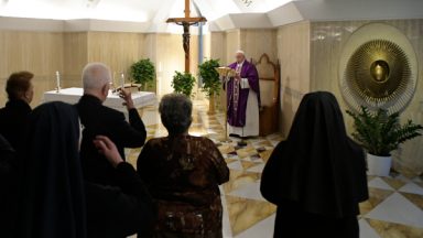 Papa aos fiéis: “Imitar Deus, caminhar diante dos olhos do Pai”