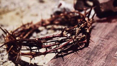 Por que Jesus precisou se tornar humano para nos salvar?