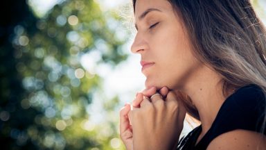 Você louva a Deus pelas situações difíceis?