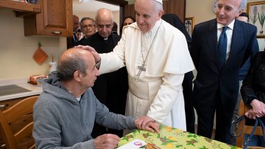 Sexta-feira da Misericórdia: Papa visita doentes com Alzheimer
