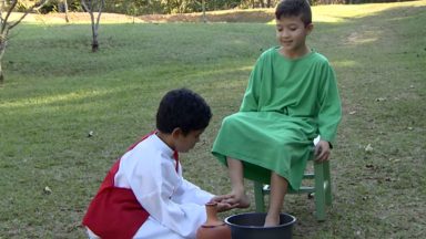 Jesus lava os pés de seus amigos