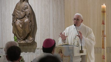 Na Missa, Papa pede que cristãos se abram à voz do Senhor
