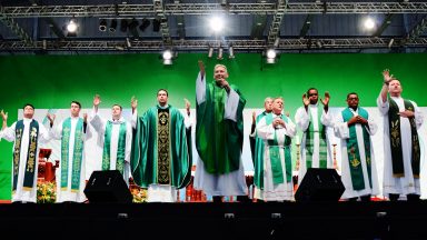 Quais as bênçãos solenes que a Igreja ministra?