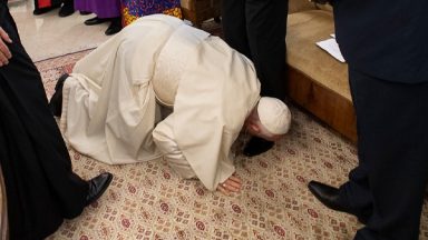 Pela paz, Papa Francisco beija pés de líderes do Sudão do Sul