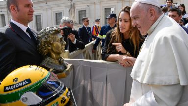Papa recebe busto e capacete de Ayrton Senna