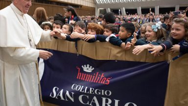 Educar exige amor, confrontar-se com a realidade, diz Francisco