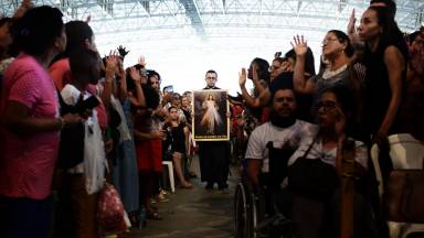 Momento de entronização do quadro de Jesus Misericordioso