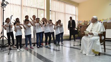 Papa visita centro de refugiados em viagem apostólica à Bulgária