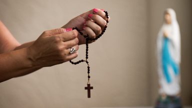 Por que devemos rezar diariamente o santo terço?