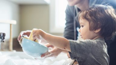 Tarefas domésticas e filhos: como inseri-los nesta rotina?