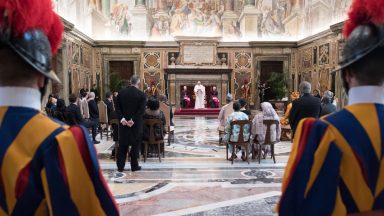 Papa a embaixadores: a fraternidade é mais poderosa que o ódio