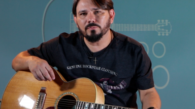 Aprenda a tocar, no violão, a canção
