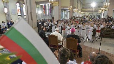 Papa se reúne com comunidade católica na Bulgária
