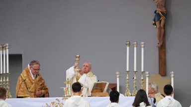 Papa em homilia: “Deus chama, Deus surpreende, Deus ama.”