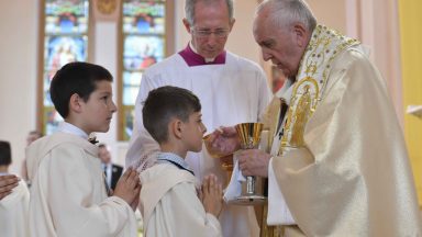 Crianças fazem a Primeira Comunhão com o Papa em Rakovsky