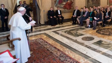 “Descartar a comida é descartar as pessoas”, afirma o Papa Francisco