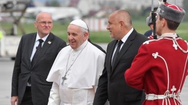 Papa Francisco chega à Bulgária, como mensageiro da paz