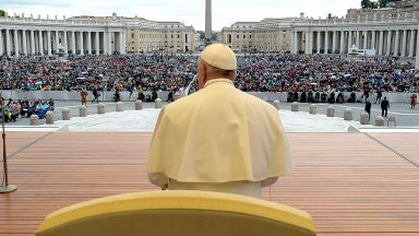 Papa: O Senhor nos dá a paz, mas devemos pedir ‘livrai-nos do mal’