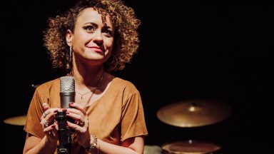 Ouça a canção 'O Espírito e a Noiva' de Ana Lúcia