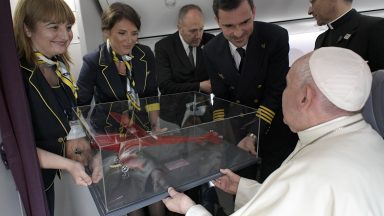 Ecumenismo se faz com obras de caridade e querendo-se bem, diz Papa