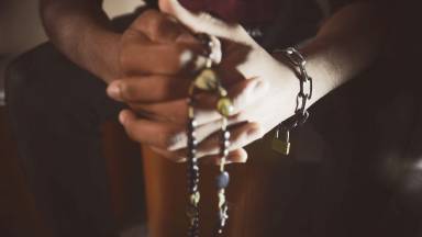 Entenda o uso das correntes e a consagração a Nossa Senhora