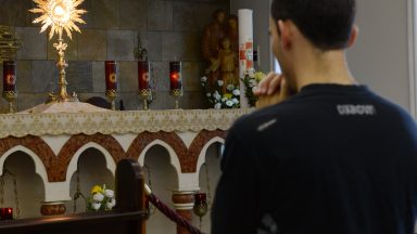 Na adoração, encontramos forças para prosseguir