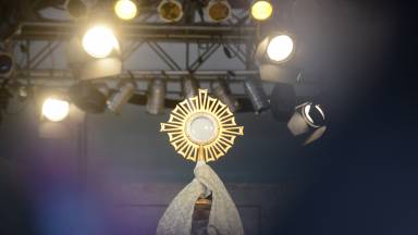 Adoremos ao Santíssimo Sacramento