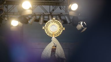 Adoremos ao Santíssimo Sacramento
