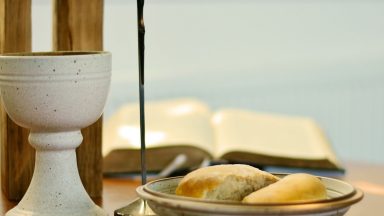 Jesus tem compaixão da fome da humanidade