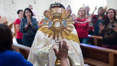 Acompanhe a Adoração ao Santíssimo Sacramento