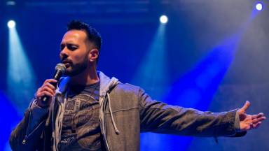 Cante e reze com o missionário Thiago Tomé