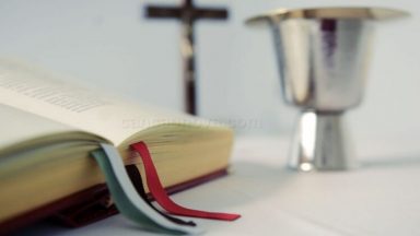 Dediquemos momentos para ficarmos aos pés de Jesus