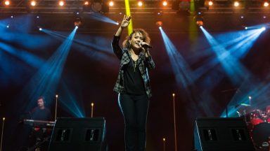 Ana Lúcia canta 