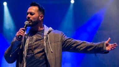 Thiago Tomé canta 
