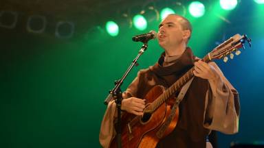 Cante e reze com Frei Gilson