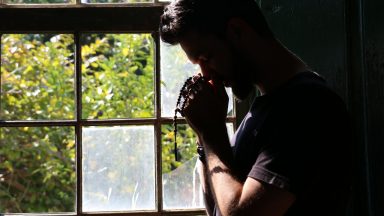 Rezemos os Mistérios Dolorosos do Santo Terço