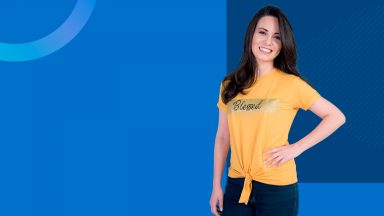 Com a mensagem “Blessed”, em inglês, que quer dizer “Abençoada”.
