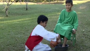 Jesus lava os pés de seus discípulos