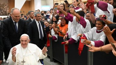 A velhice é sábia e nobre, destaca Papa na catequese