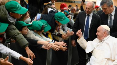 Sejam poetas da paz, pede Papa a educadores e alunos