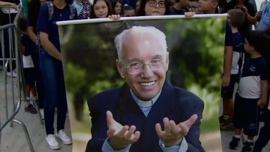 Alunos do Instituto Canção Nova prestam homenagem a Padre Jonas