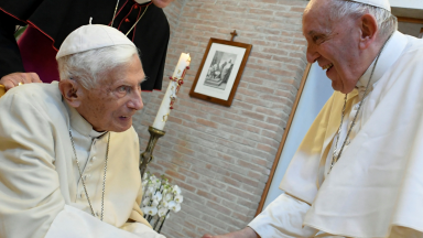 Papa: rezemos por Bento XVI, ele está doente e no silêncio apoia a Igreja